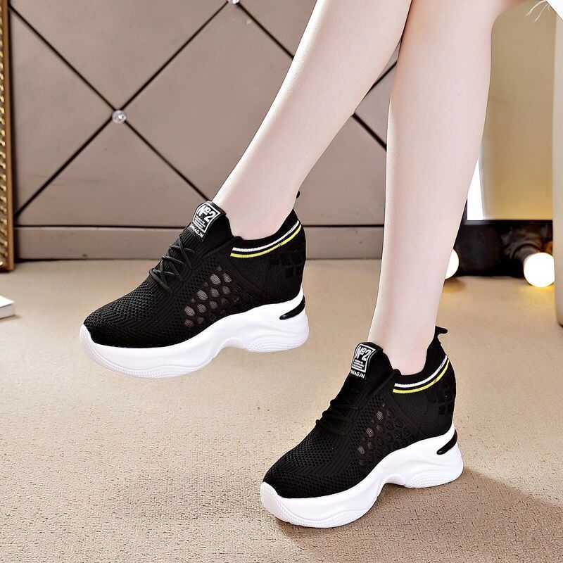 Giầy thể thao nâng đế cao 8cm.