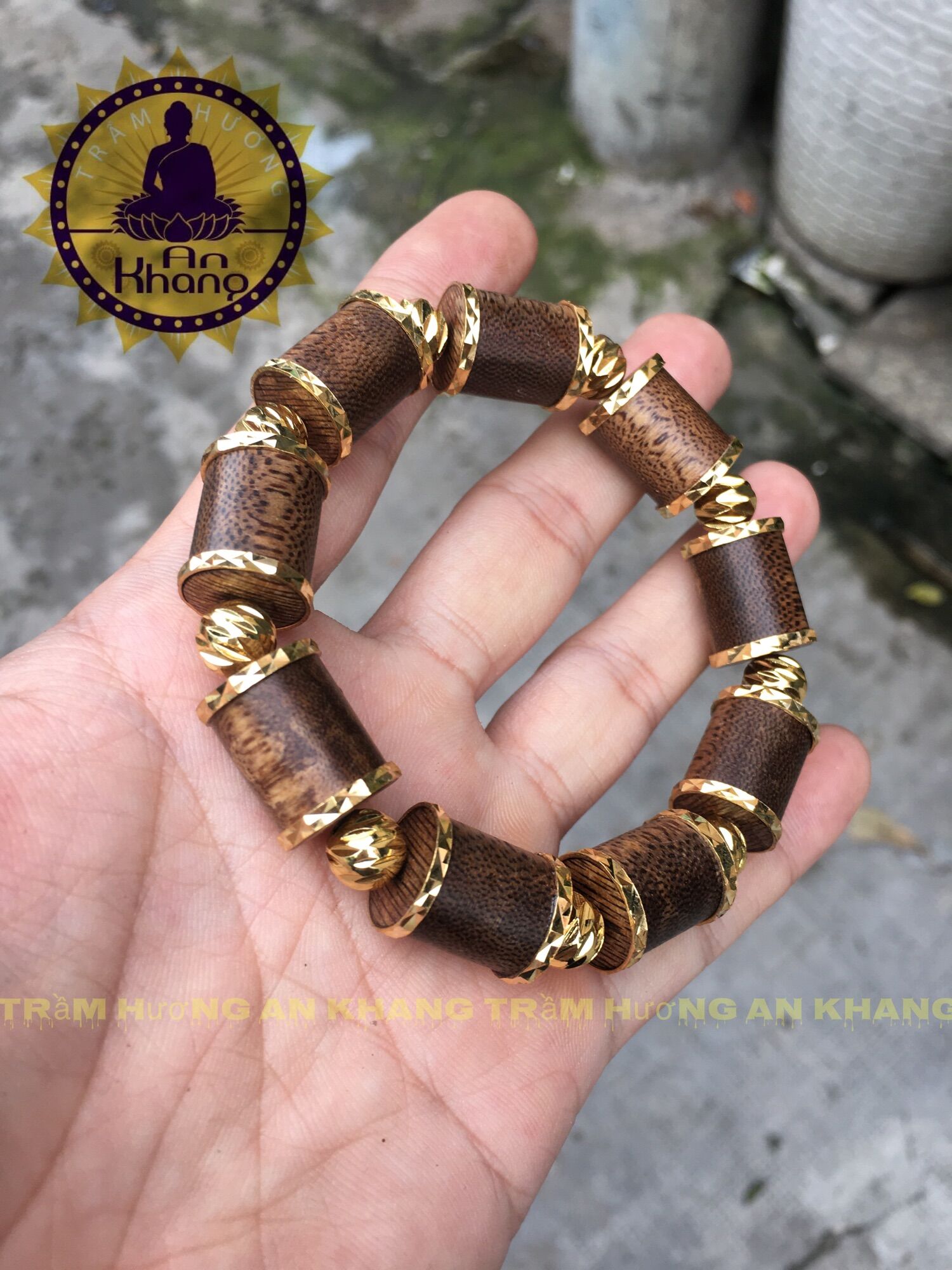 Vòng tay trầm hương tốc tự nhiên.