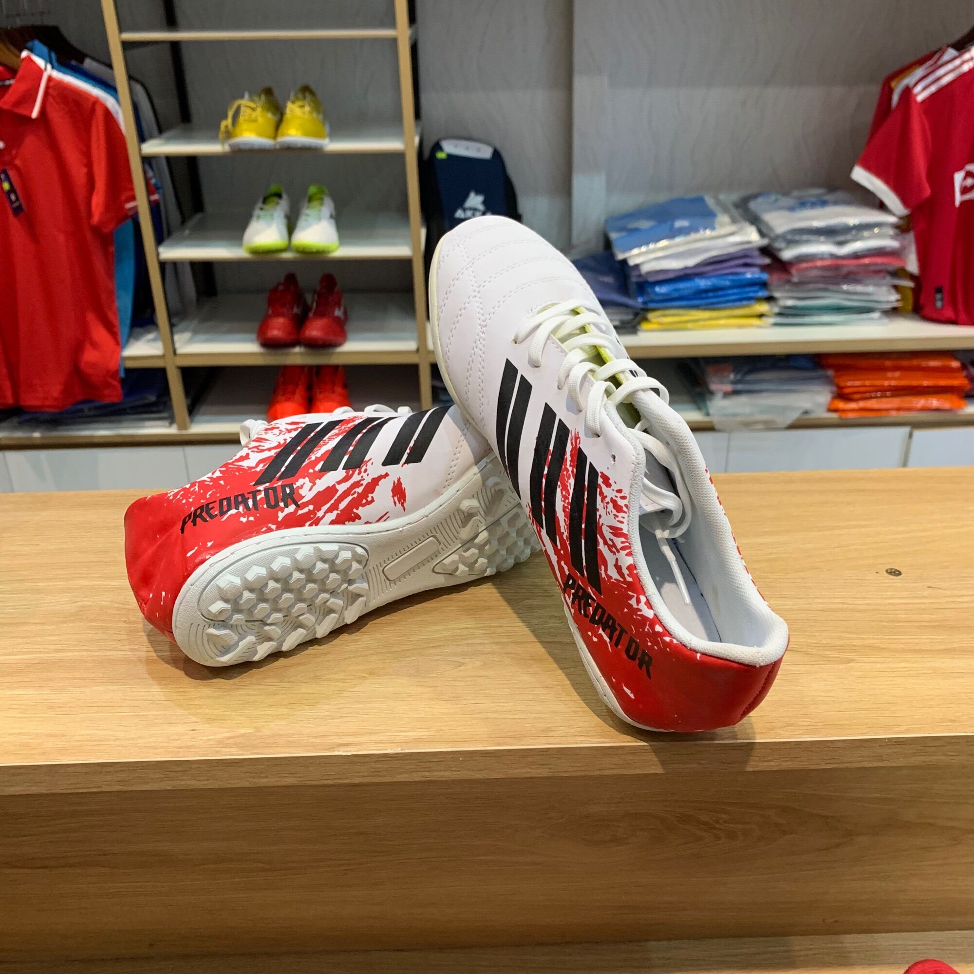 Giày bóng đá ba sọc Predator trắng phối đỏ