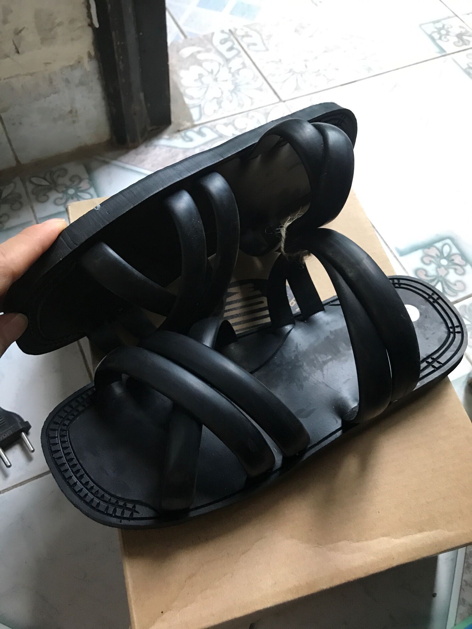 Dép cao su bác hồ,thiết kế mặt trơn trống bám bẩn