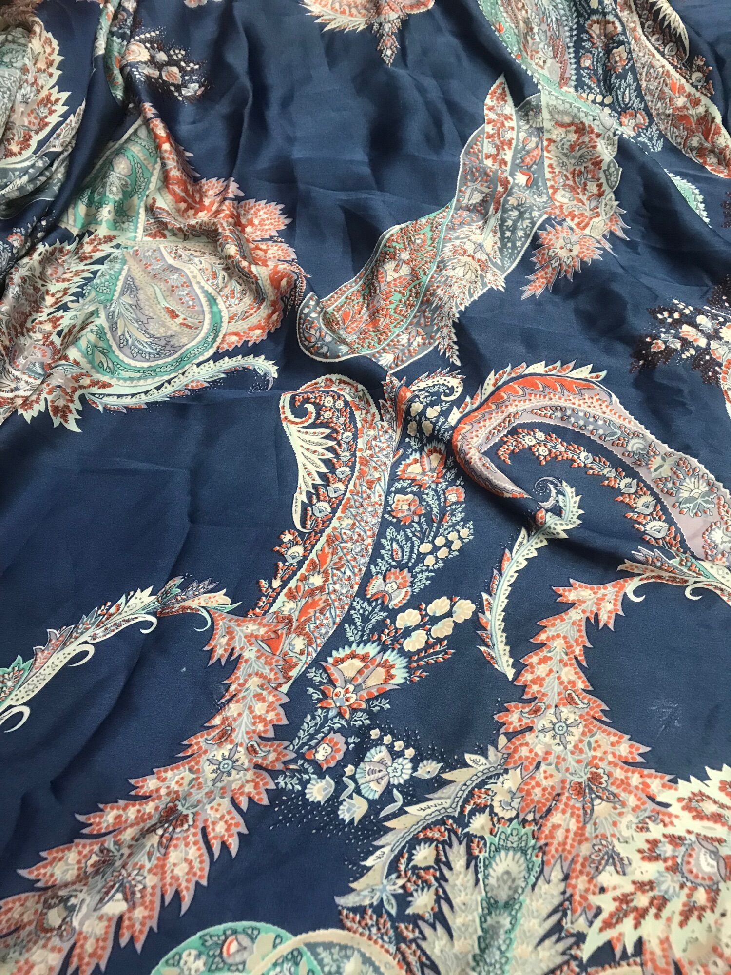 Vải lụa satin hoạ tiết hoa văn nền xanh đen mềm nhẹ may đầm váy maxi, áo kiểu thời trang