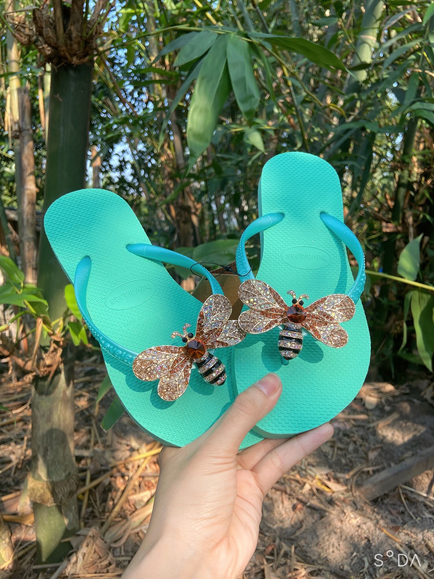 Havaianas kèm charm ong chúa