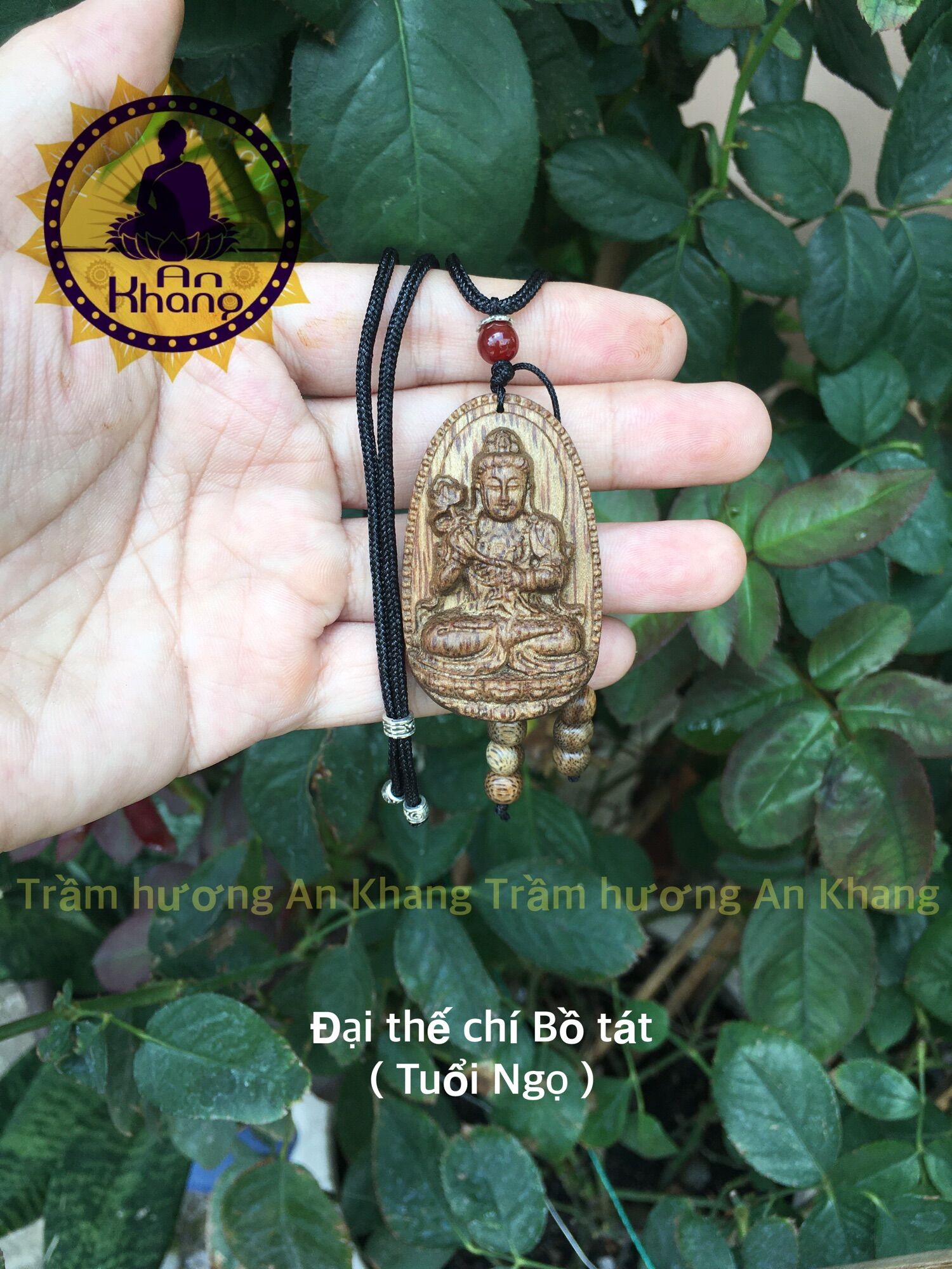 Mặt Phật bản mệnh trầm hương tốc tự nhiên.