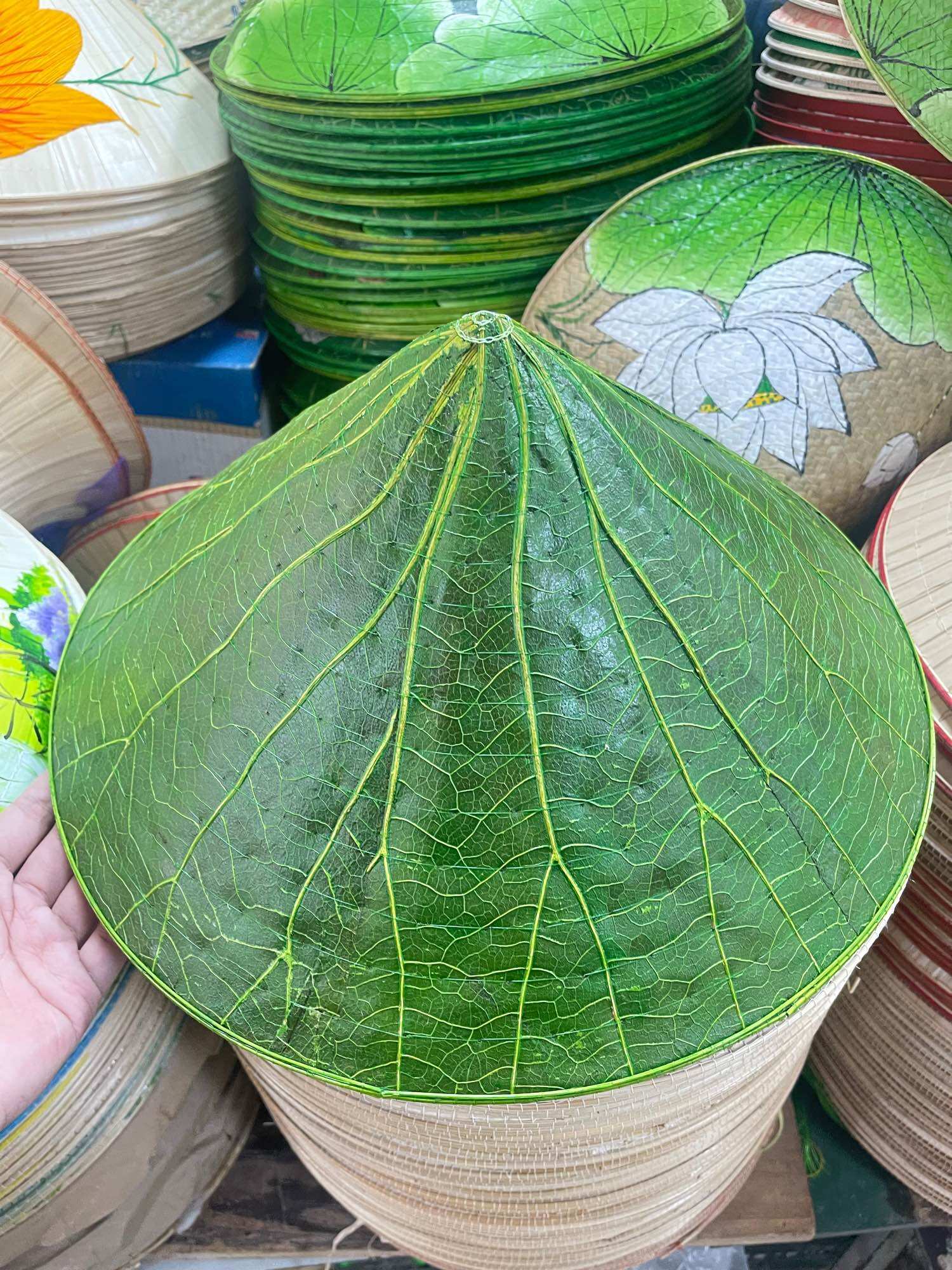 Nón lá sen xứ Huế