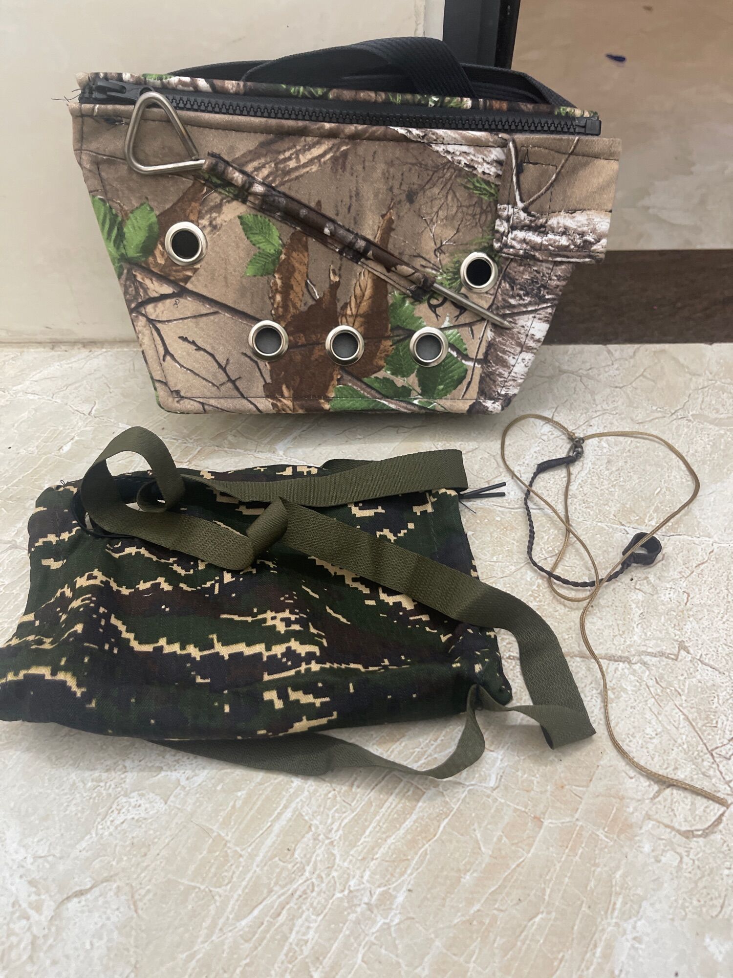 com bo 4món gồm túi mồi ,1 cọc inox,1 xích gà chống xoắn ,1túi bổi màu ràn ri tàng hình