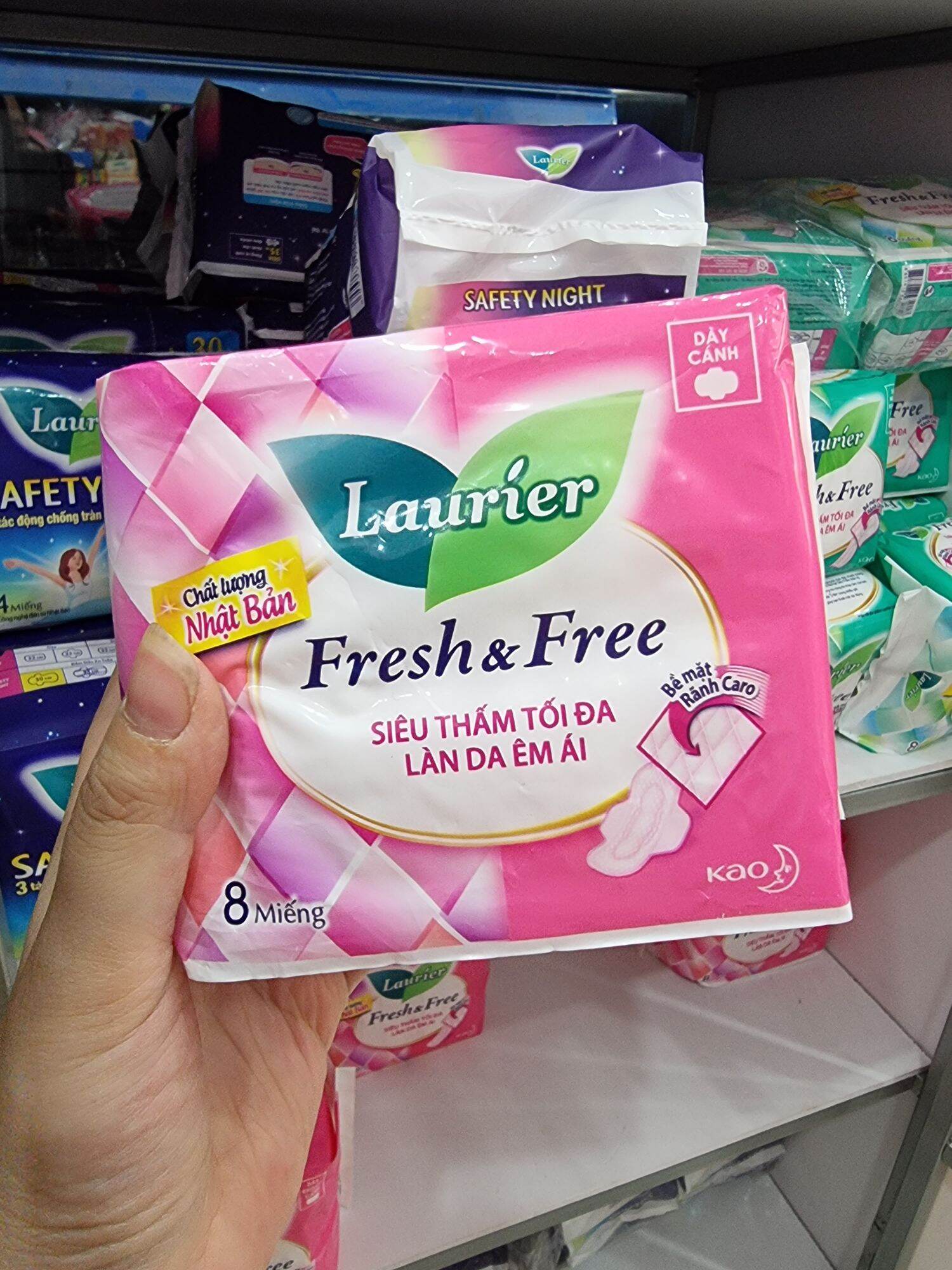 Băng vệ sinh Laurier dày cánh 8 miếng
