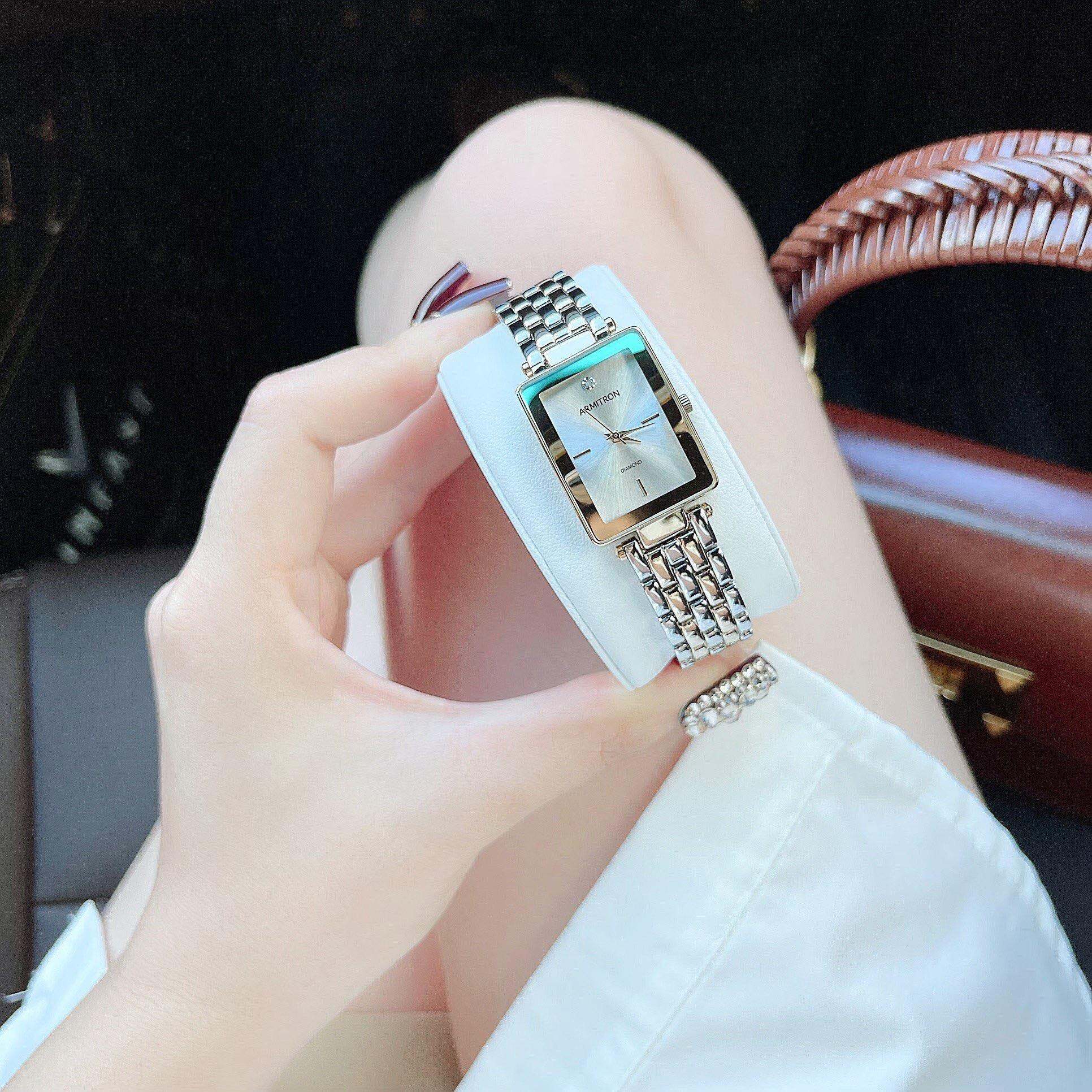 Đồng hồ nữ Armitron dây kim loại vàng phối bạc, kích thước 23x30mm