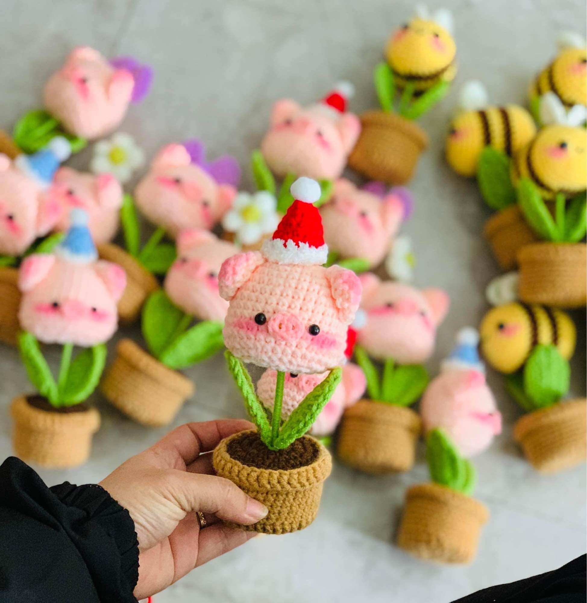 Chậu hoa len hình heo hồng đan móc