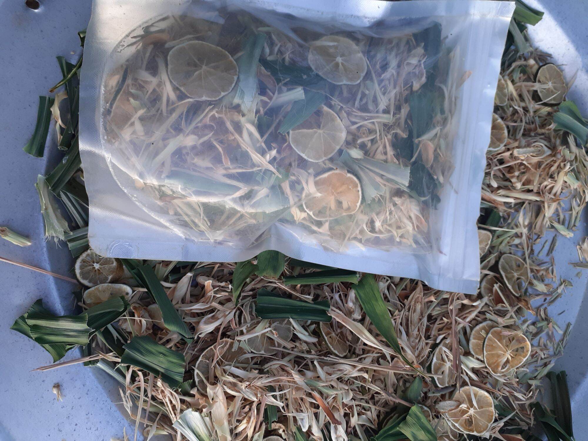 Trà sả gừng chanh lá dứa 100g.