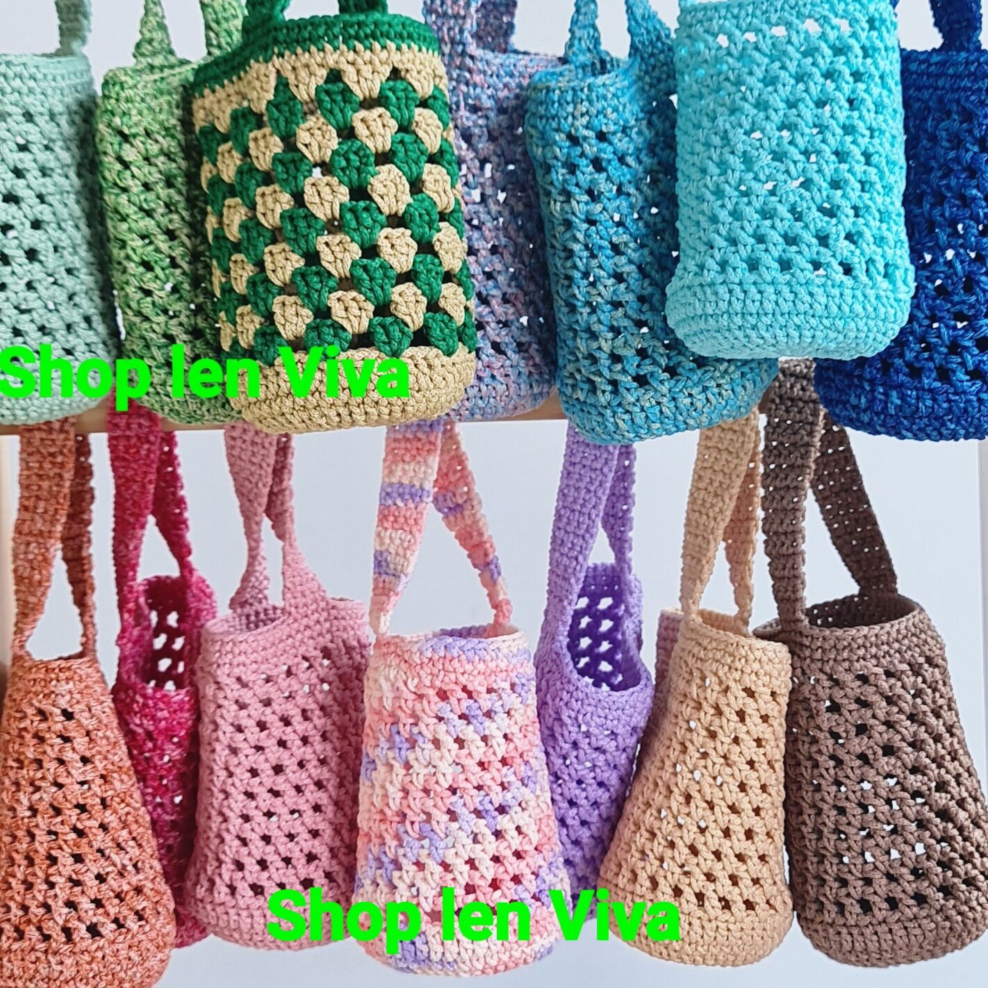 Túi móc tay rất nhỏ đường kính 6.5cm chiều cao 11cm, đựng bình nước nhỏ xíu khoảng 200ml đến 300ml