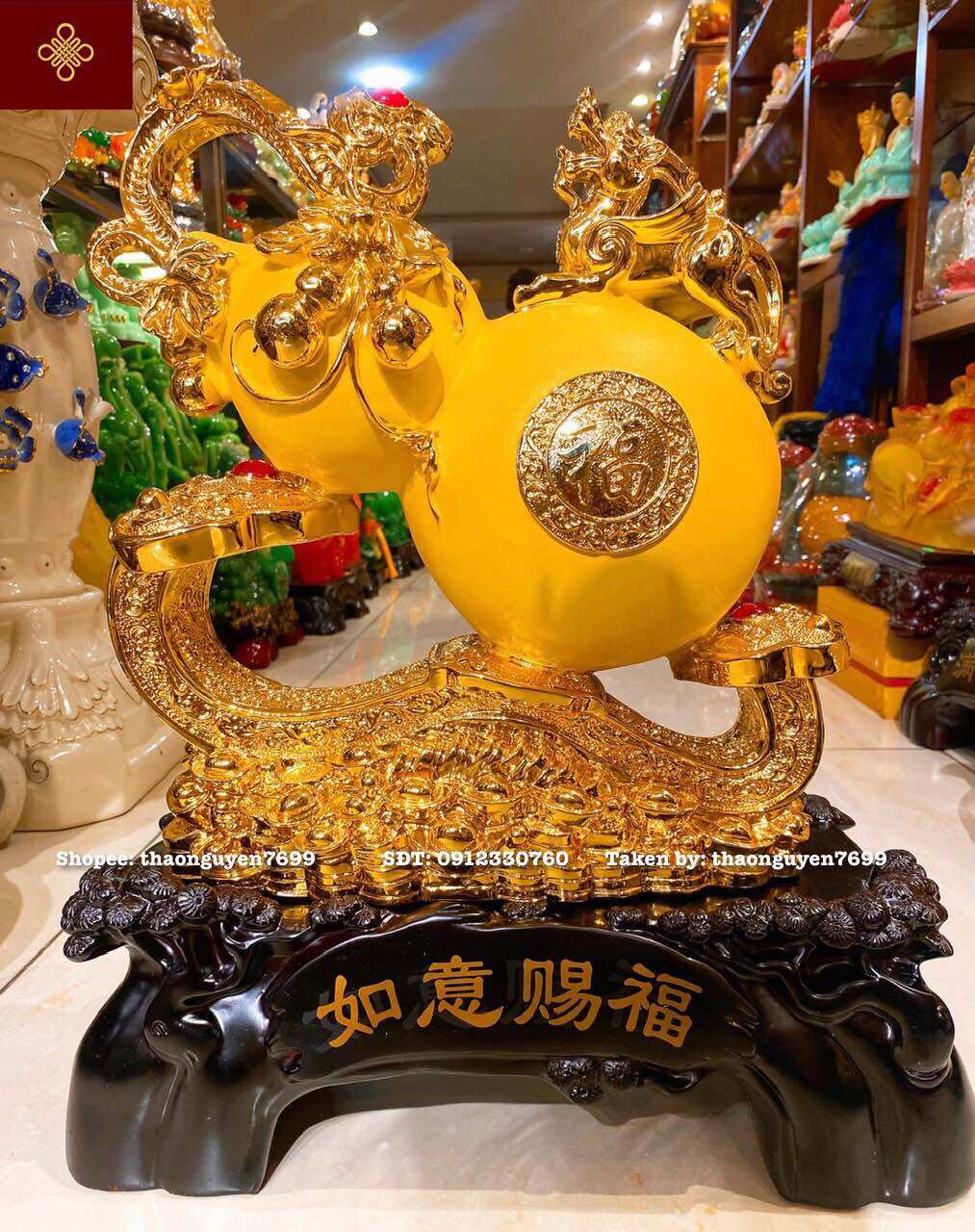 Tượng trái hồ lô phong thuỷ bên gậy như ý màu vàng kim sa