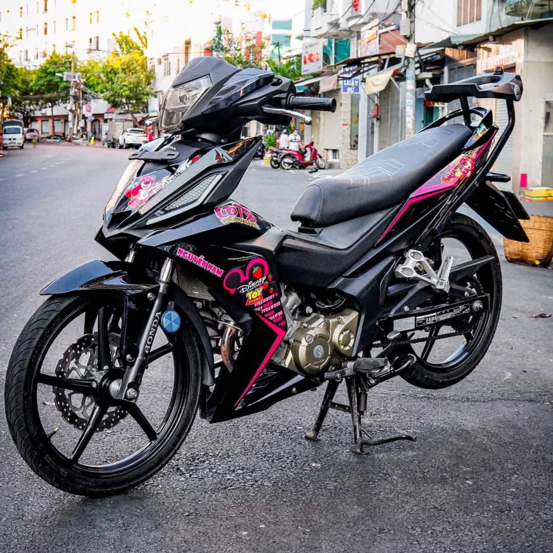 Tem dán xe Winner v1 . Tem rời gấu hồng đen ngộ nghĩnh