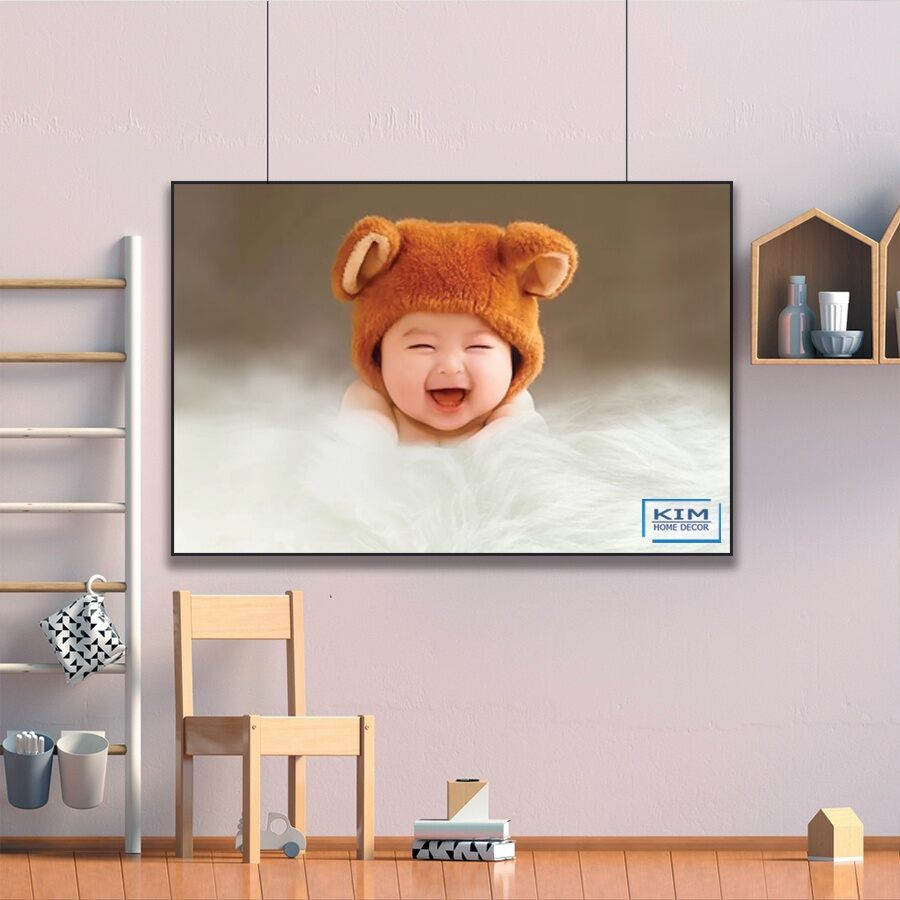 tranh decal dán tường hình em bé siêu xinh