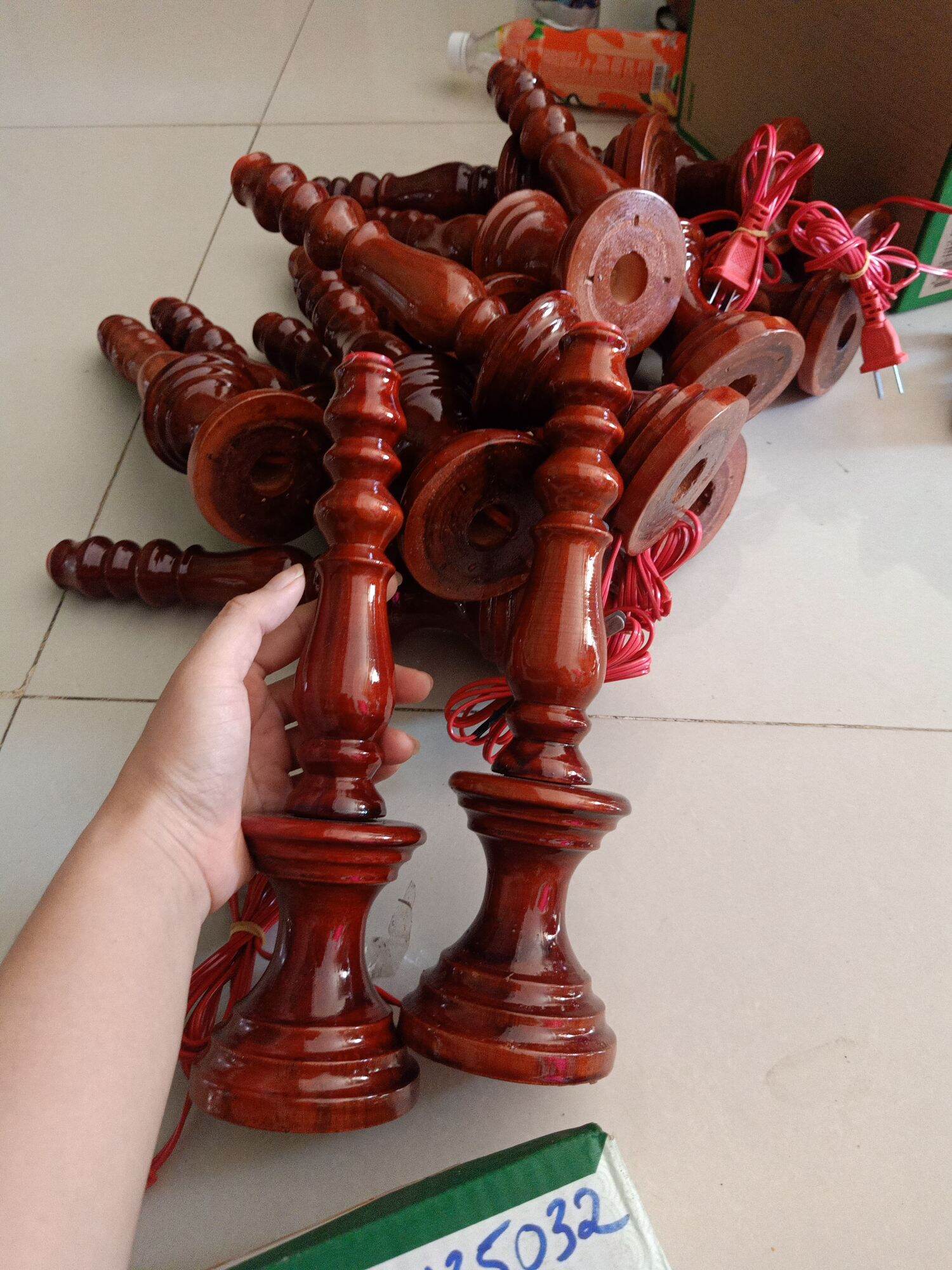 đèn thờ nến gỗ tràm để bàn cao 20cm (một đôi)