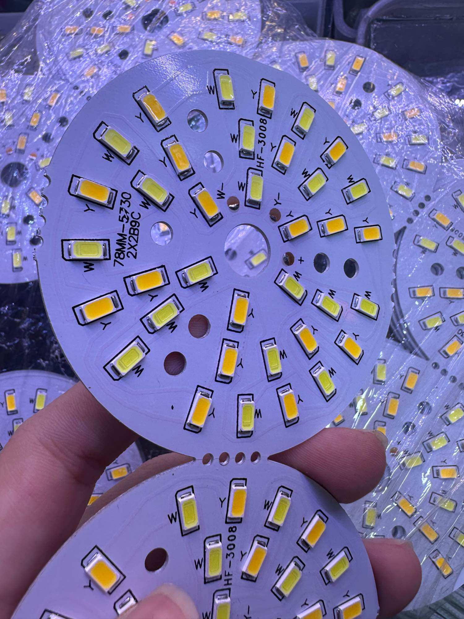 Led miếng 9W 3 màu 78mm dùng qua chấn lưu