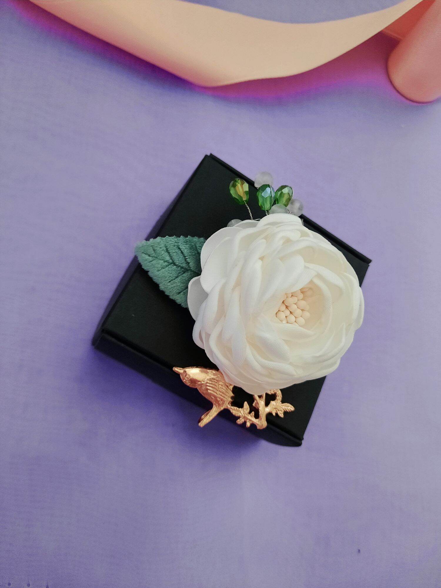 Hoa cài áo handmade cành hồng lụa trắng cỡ 6,5cm