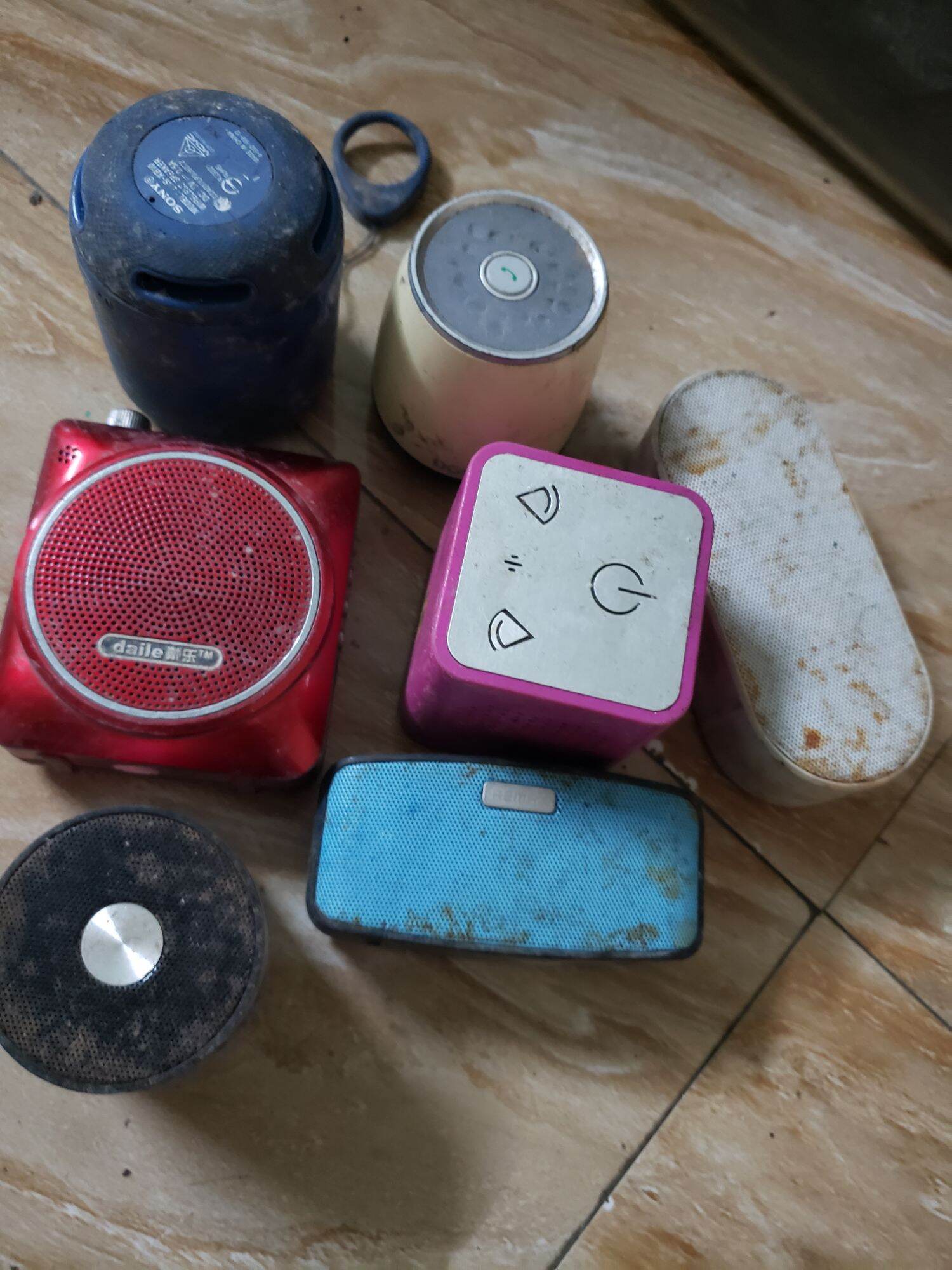 Loa Bluetooth cũ hỏng cần sửa chữa