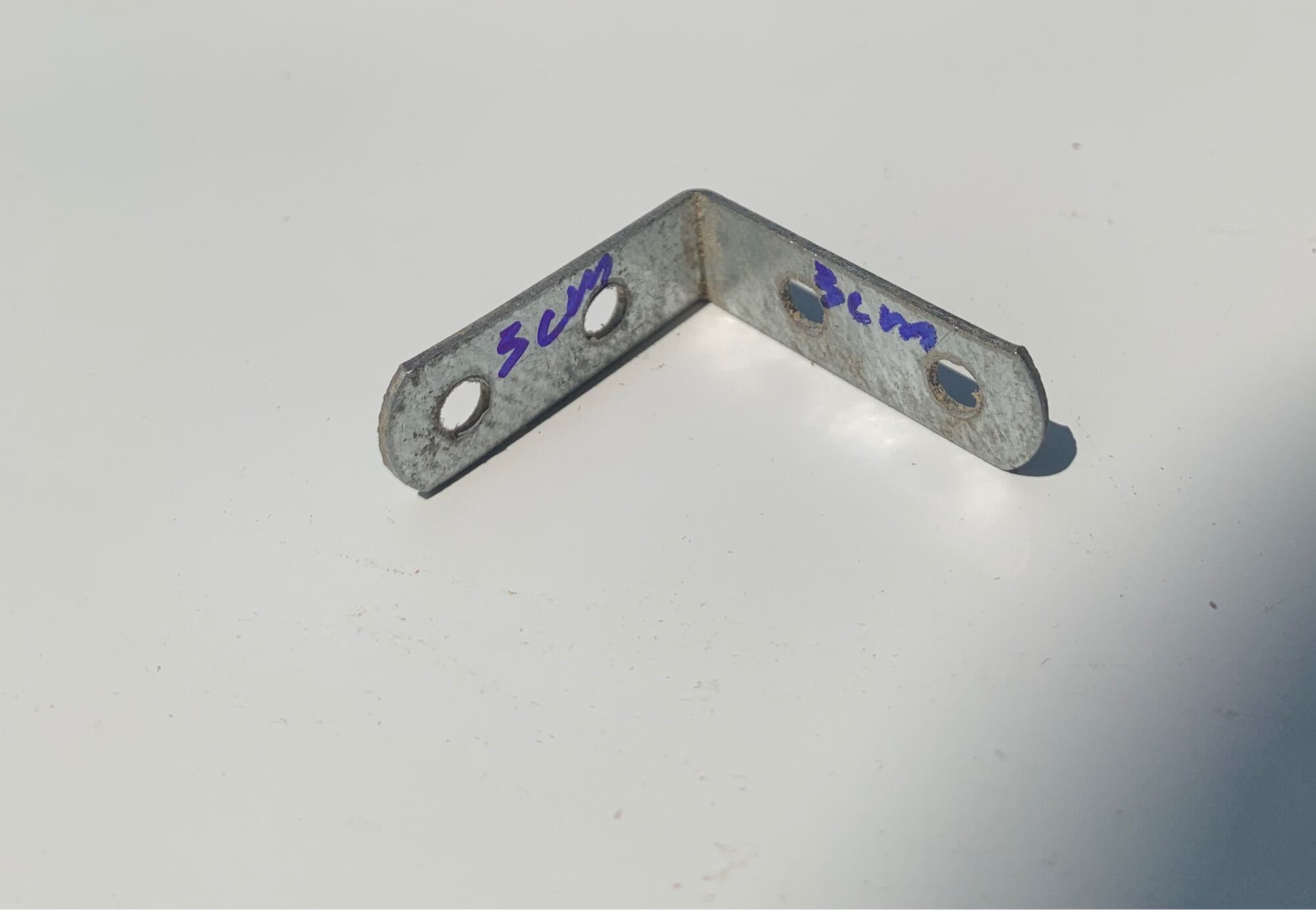 Ke bắt góc kệ , tủ ..... ke góc kẽm ...(dvt 1 cái)