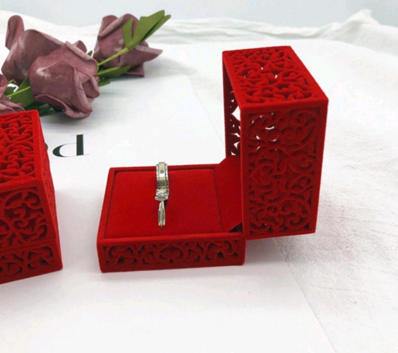 Hộp nhung đựng nhẫn cưới