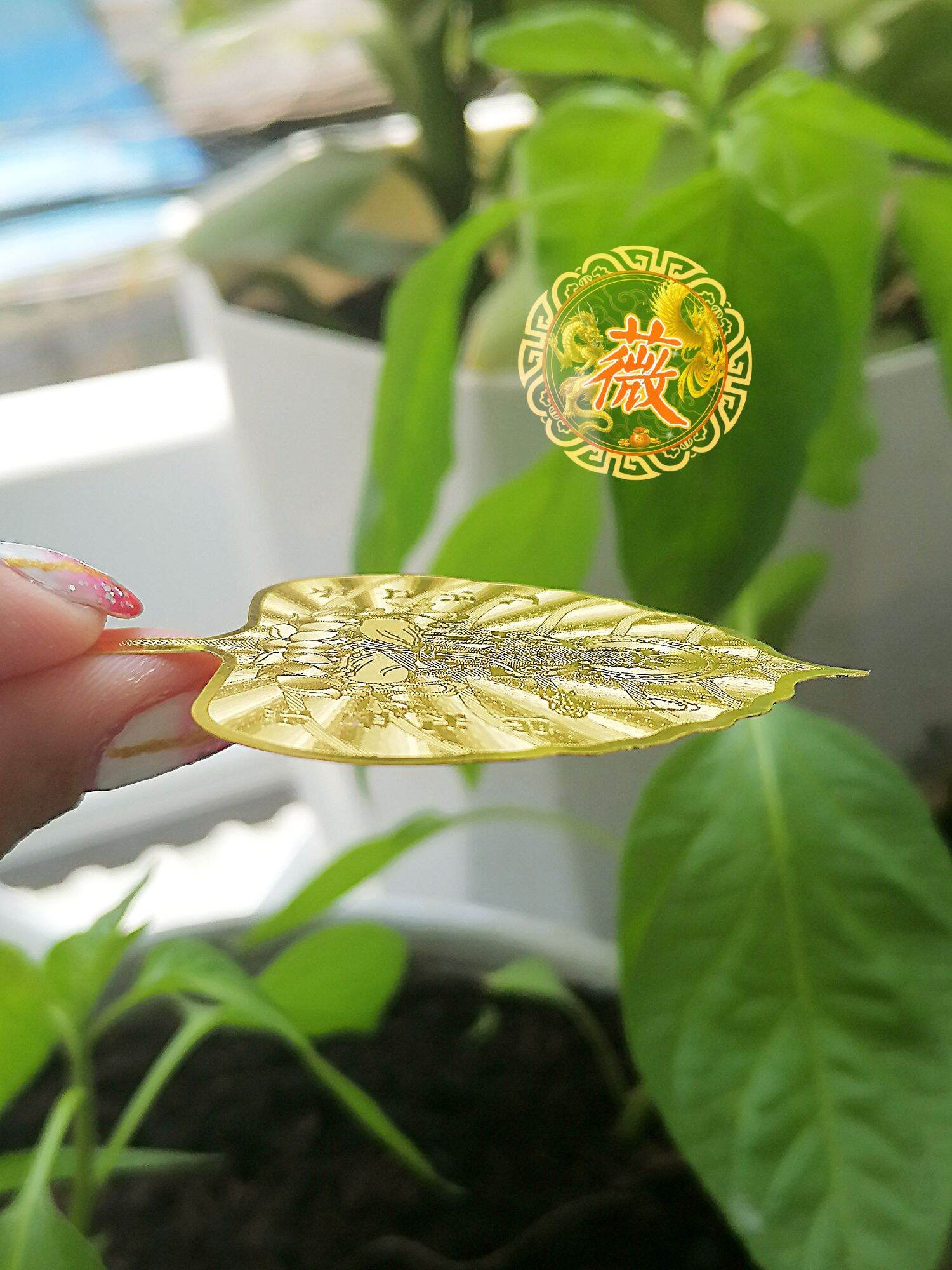 Lá bồ đề mạ vàng in hình Phật