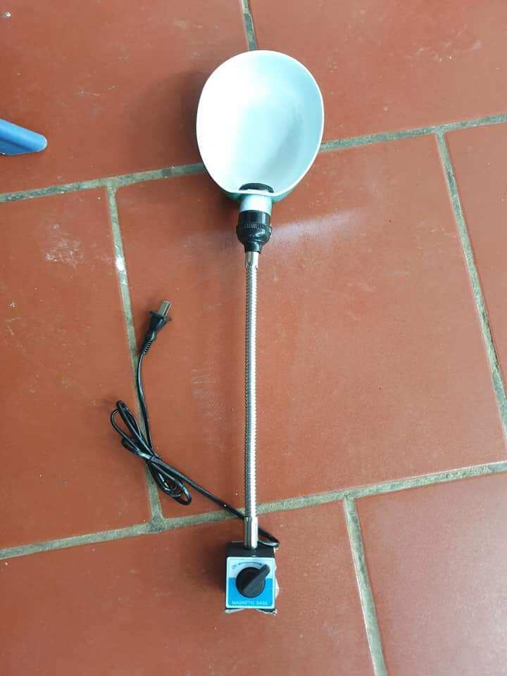 Đèn chụp có đế từ, có công tắc tắt mở từ.
