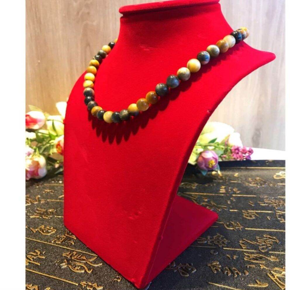 Cổ nhung trưng bày vòng cổ