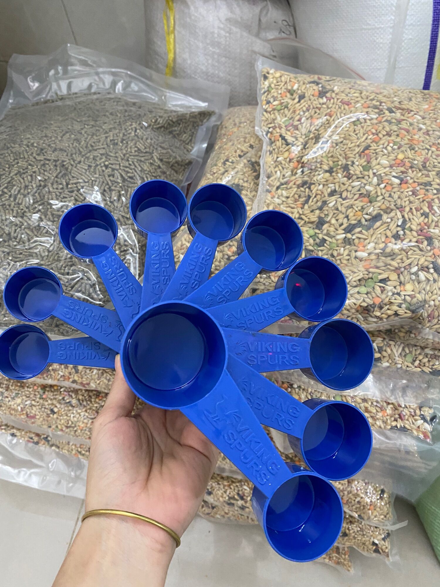 Muỗng định lượng múc thức ăn cho gà