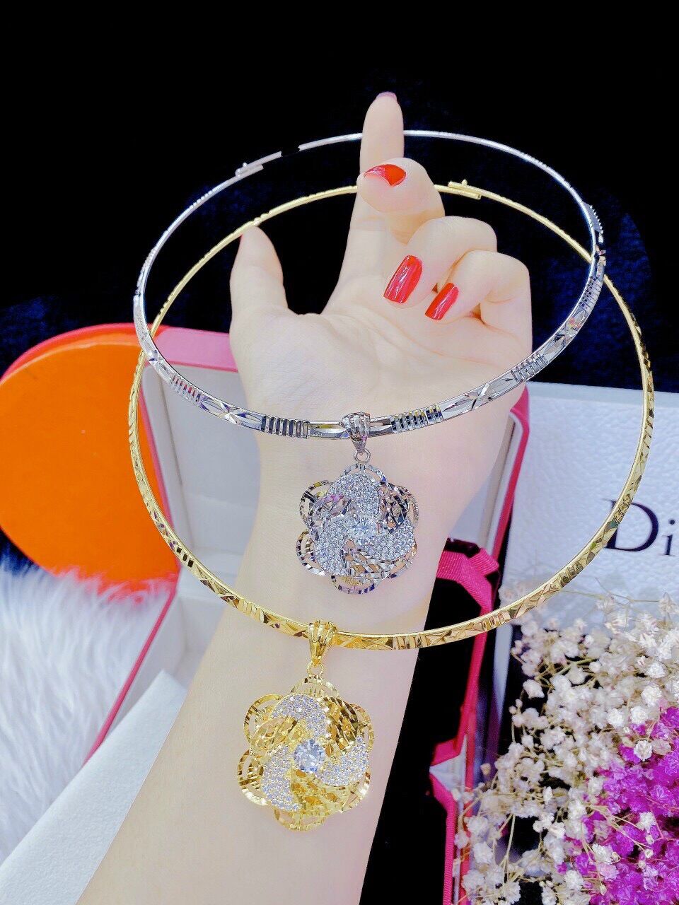 Kiềng cổ cứng và mặt dây kiểu hoa xoáy mạ vàng hoặc mạ bạch kim