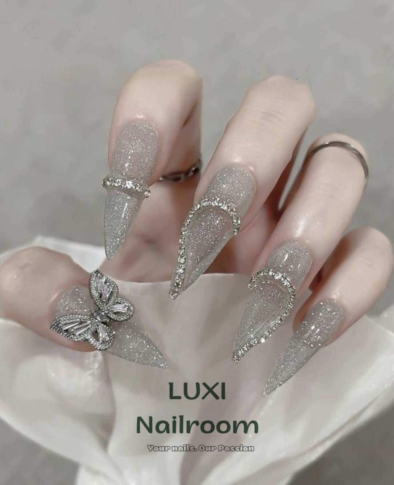 Nailbox - móng úp thiết kế mẫu flash tone đen charm bướm