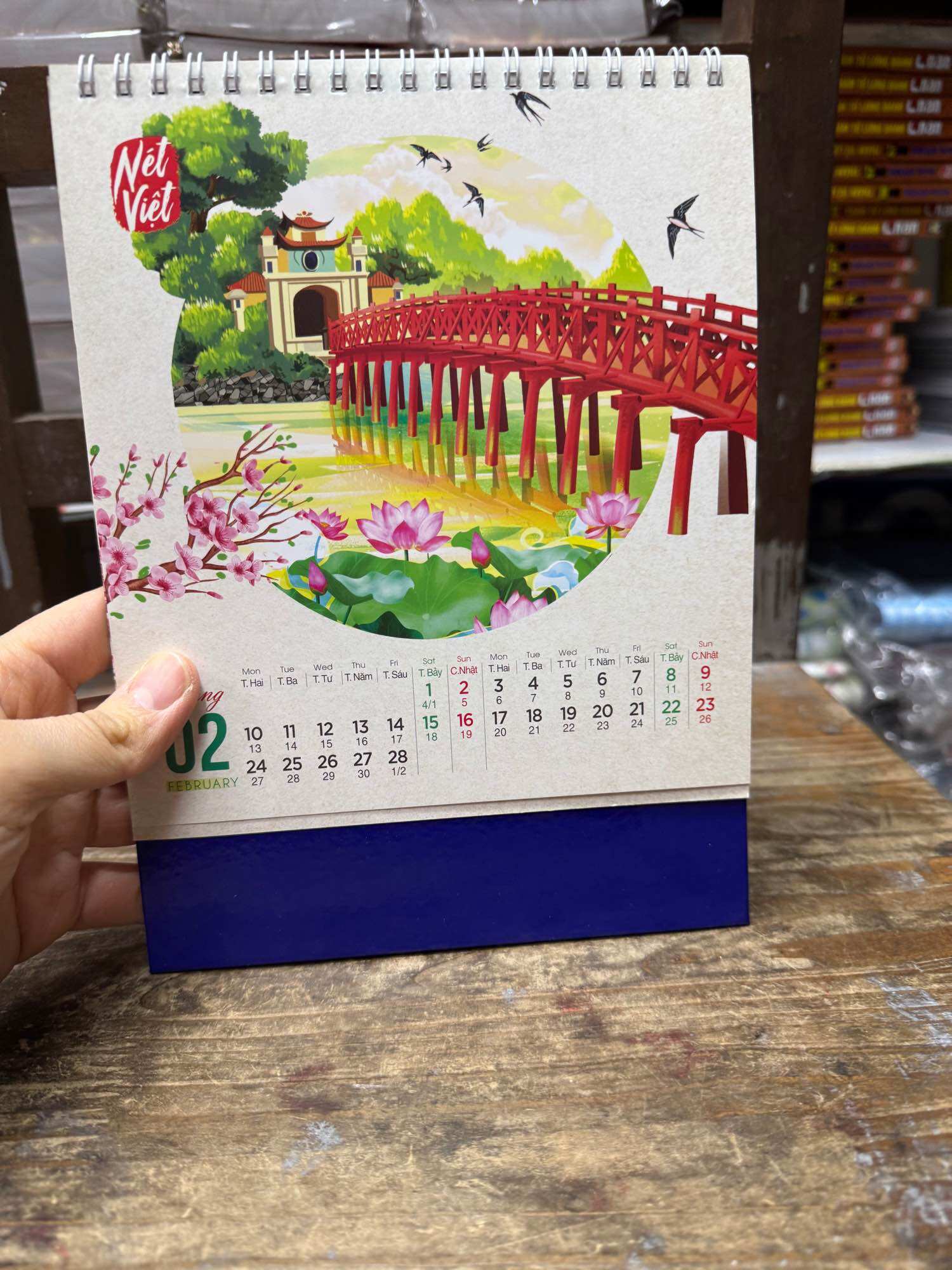 Lịch bàn 2025 chữ A đứng bất kỳ