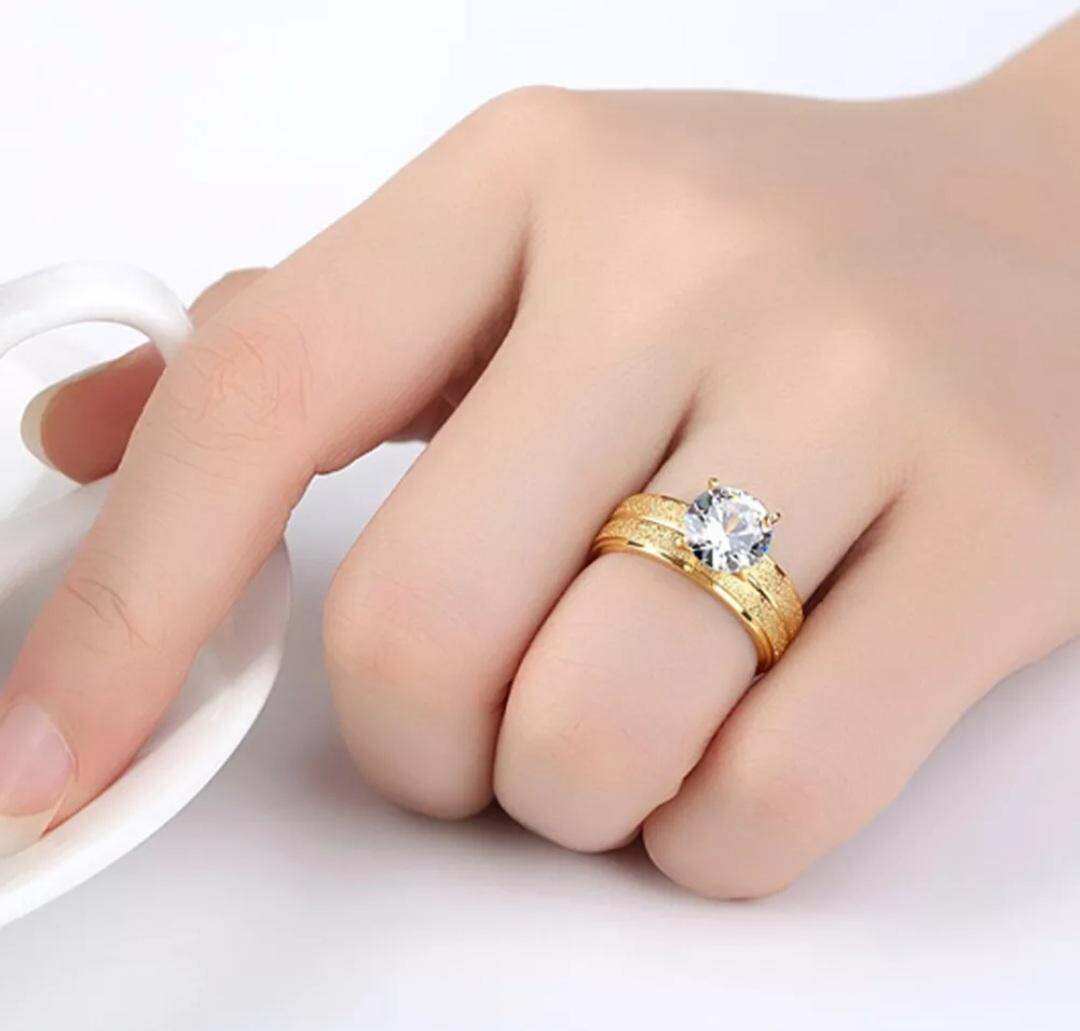 NHẪN TITAN MẠ VÀNG BẢN TO PHUN CÁT 1 VIÊN CHỦ 8LI- TITAN LOẠI 1 CAM SIÊU BỀN MÀU