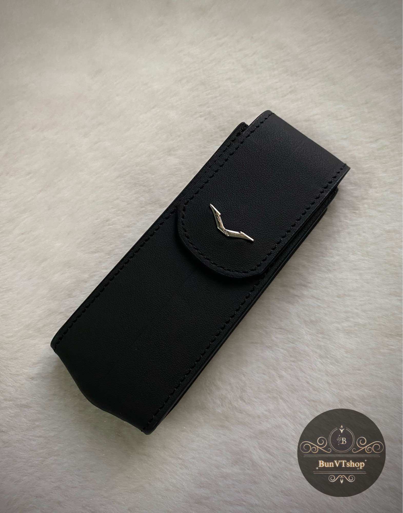 Bao da Vertu signature S đen trơn logo bạc nắp gập