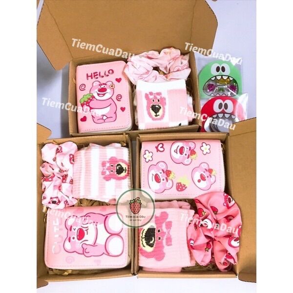 Set quà tặng ví phụ kiện gấu dâu ( hoạ tiết srunchies và vớ ngẫu nhiên )