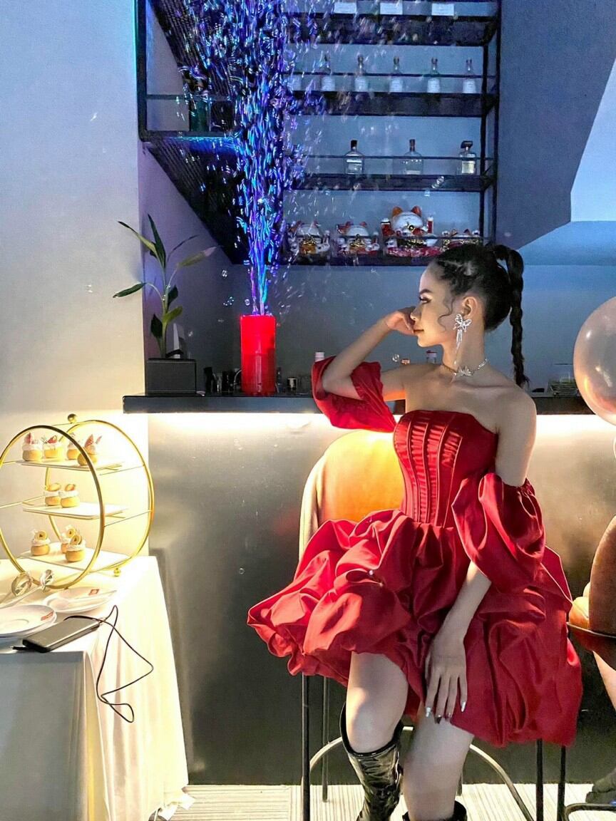 ĐẦM XÒE TÔM CUP BÍ