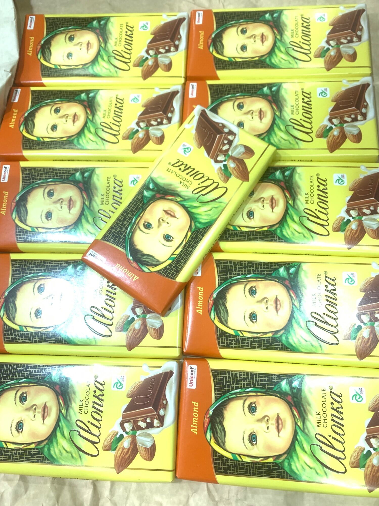 CHOCOLATE NGA ( vị kẹo, hạnh nhân, hạt dẻ, nho )
