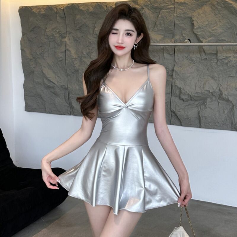 Váy Hở Lưng Váy Liền Chữ A Hai Dây Mặt Sa Tanh Chiết Eo Nghỉ Mát Gợi Cảm Váy Cúp Ngực Cô Gái Trẻ Trung Phong Cách Âu Mỹ Gejia