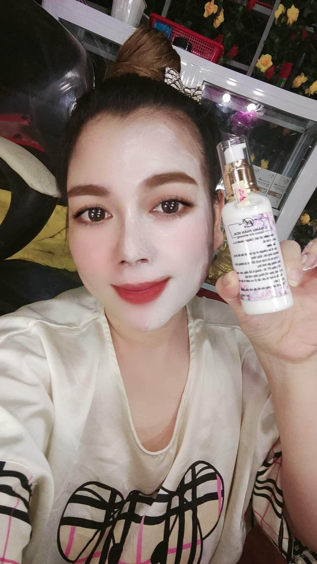 ủ trắng  da mặt phấn hoa.