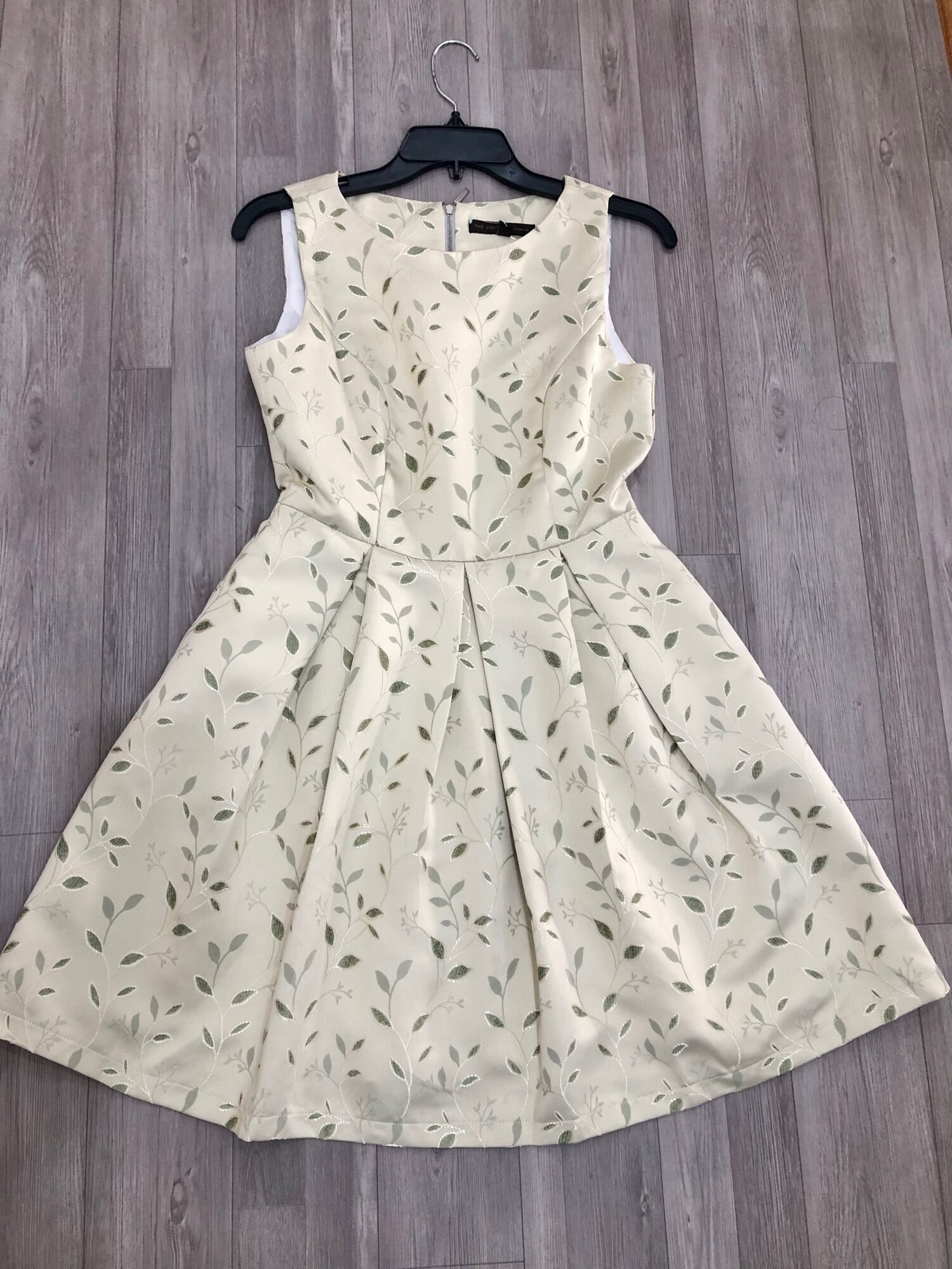 Đầm xòe vải gấm thêu có túi size S M L màu xanh bơ
