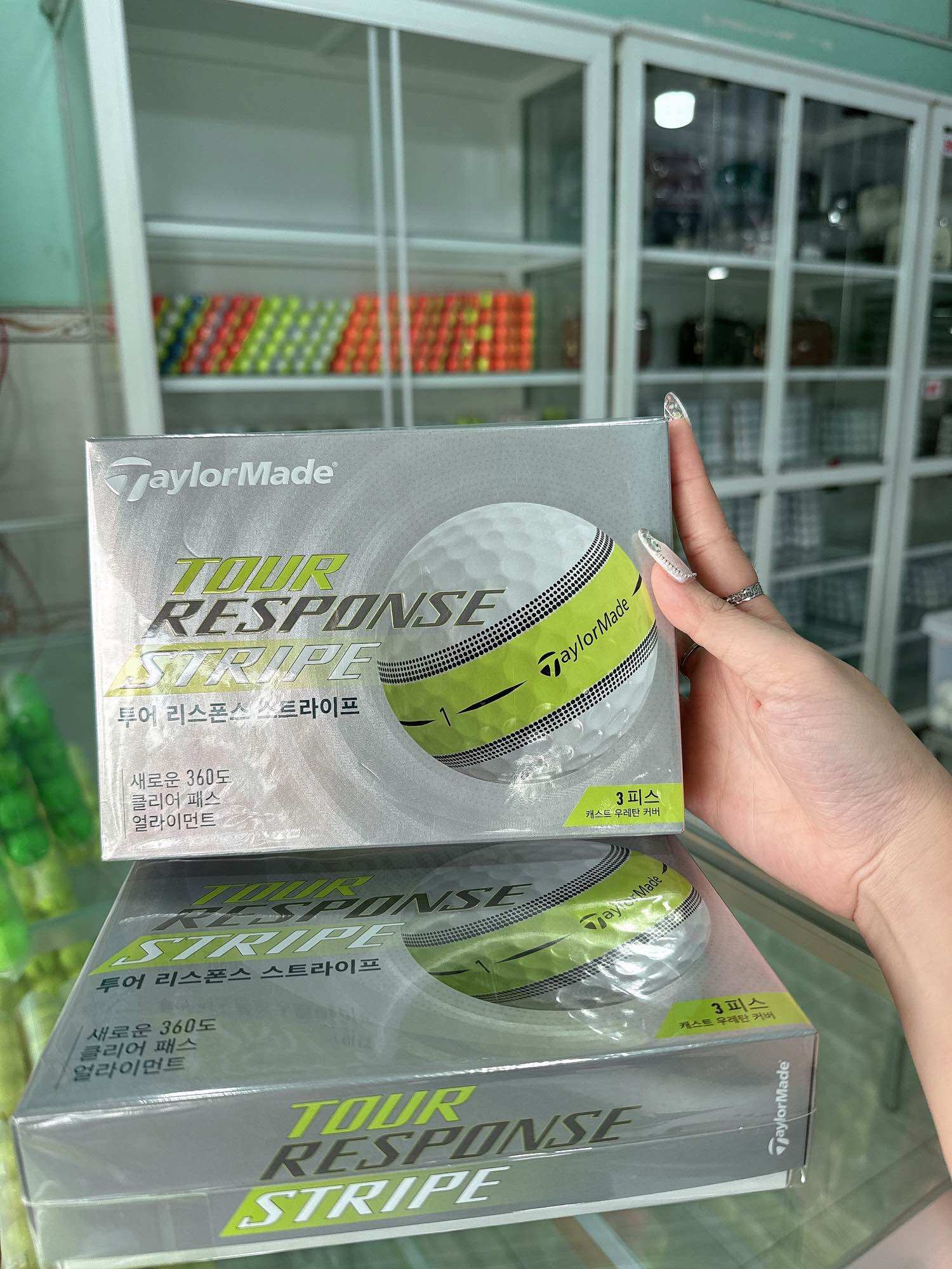 Hộp 12 bóng golf taylormade tour response stripe