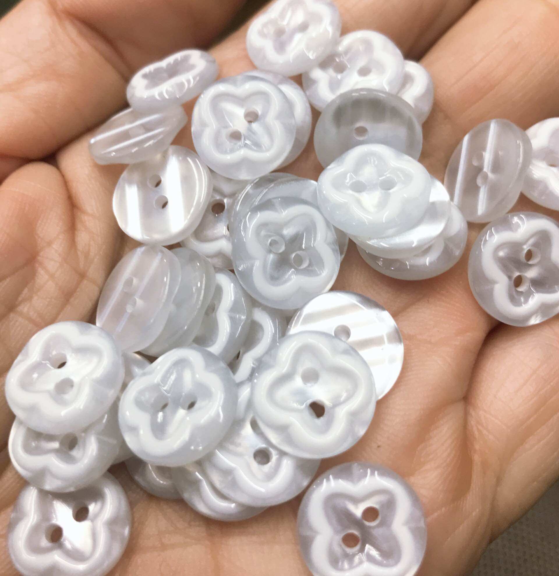 Nút sơmi nữ 2 lỗ 13mm nhiều màu.