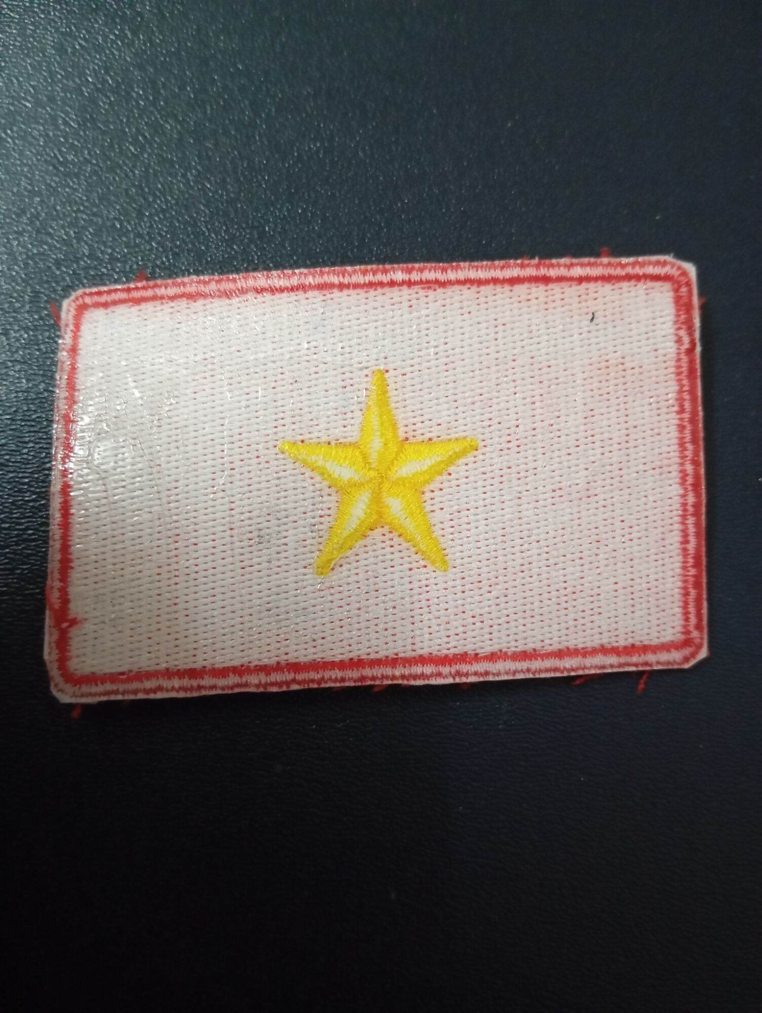 Patch cờ vải sticker Việt Nam thêu full chỉ có nhám dính cờ đỏ sao vàng. 