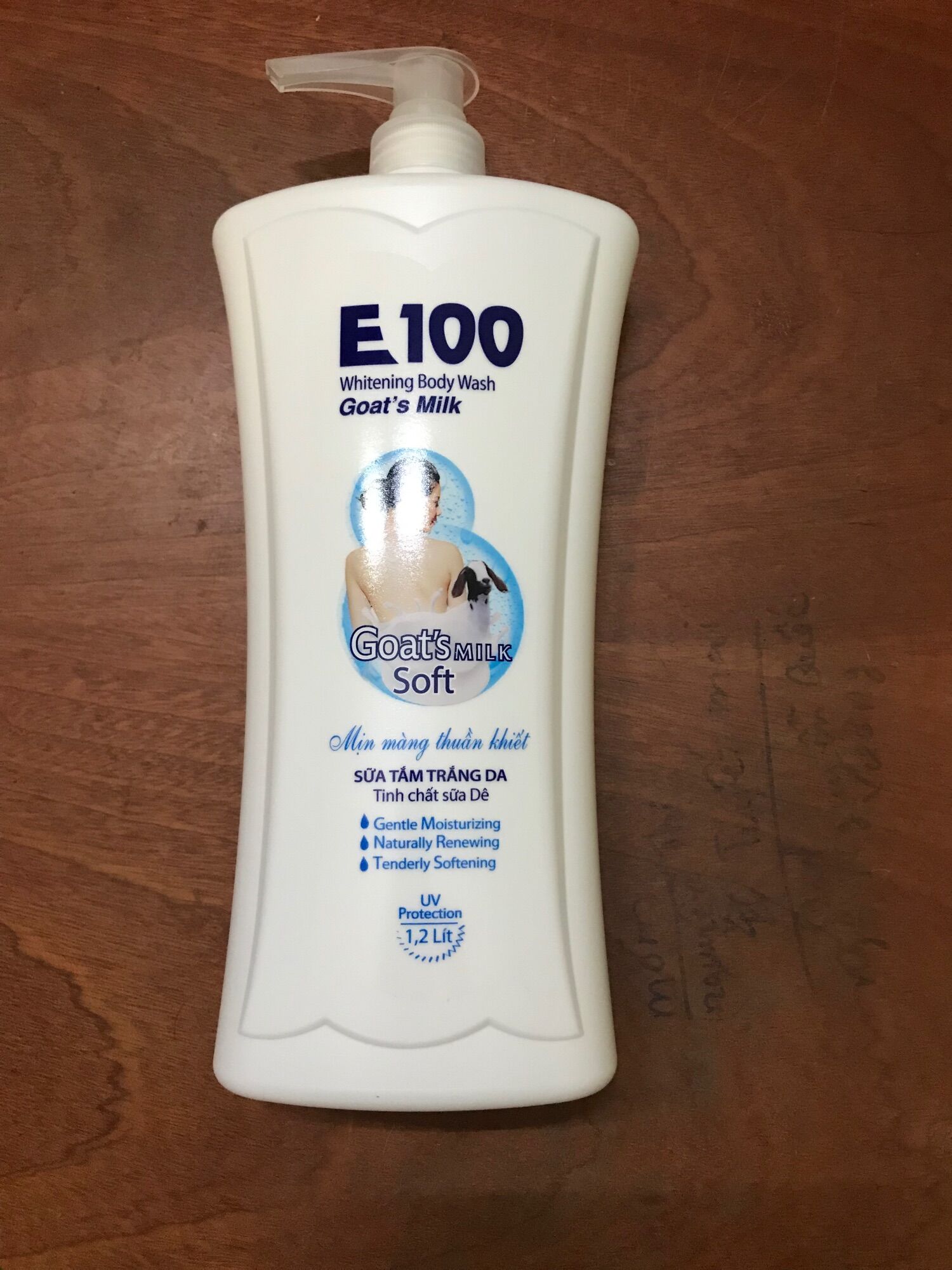 Sữa tắm trắng da E100 1,2L - màu trắng