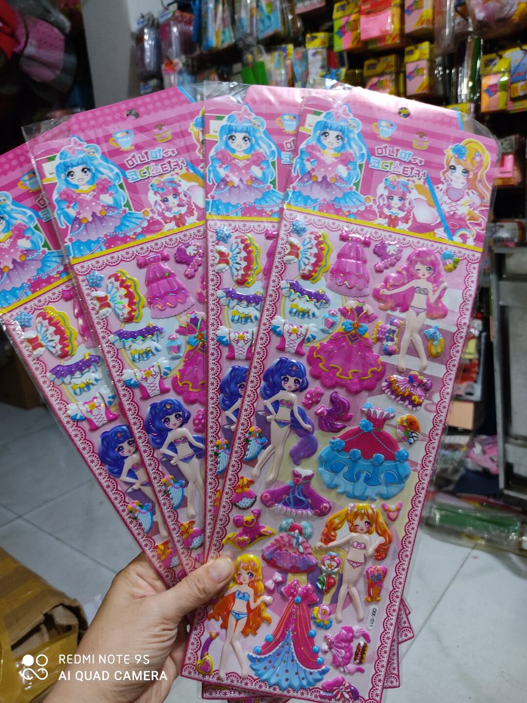 2 xấp hình dán nổi thay đồ búp bê cho bé