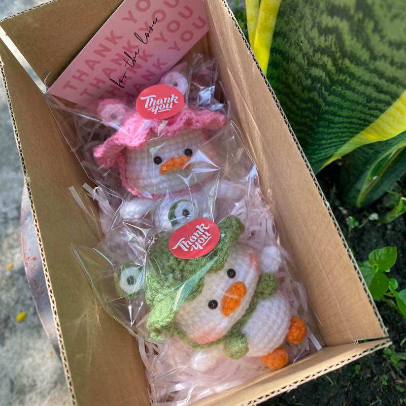 [Có sẵn] Móc khoá con vịt/ Gấu dâu bằng len thủ công handmade siêu cute