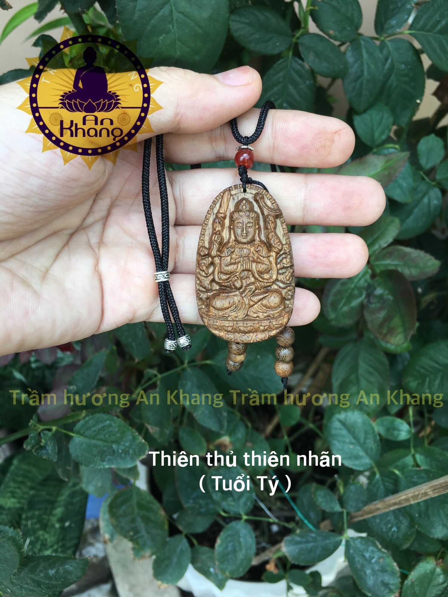 Mặt Phật bản mệnh trầm hương tốc tự nhiên.