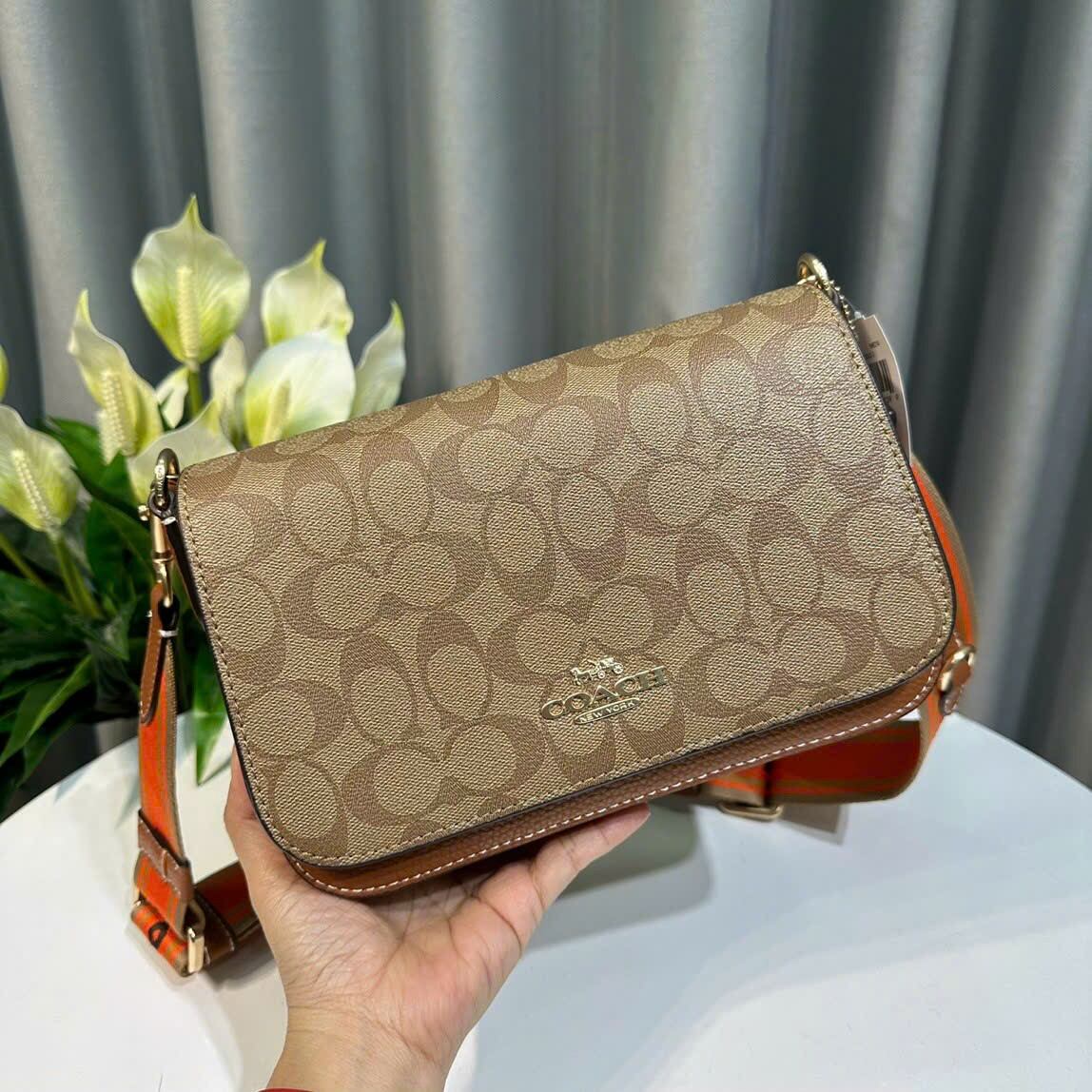 ✨✨Logan Messenger In Signature Canvas✨Mẫu túi coach đơn giản dễ phối