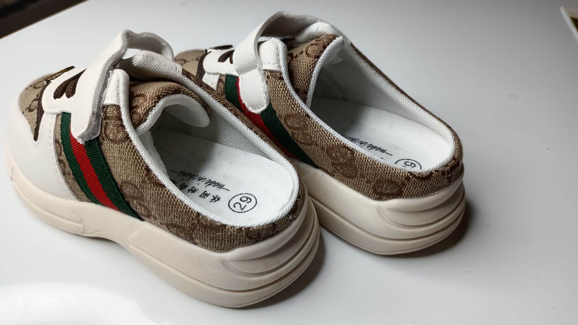 Sục giày Gucci cho bé yêu