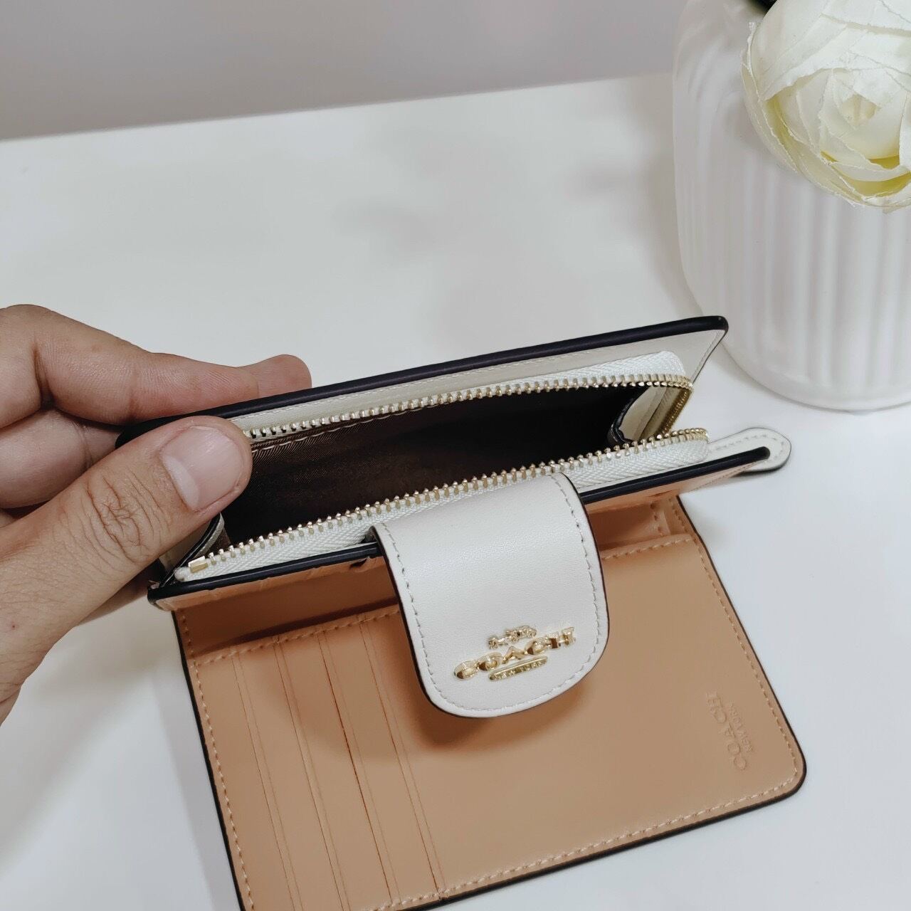 VÍ C🅾️AC.H 💥 Medium Corner Zip Wallet siêu sang