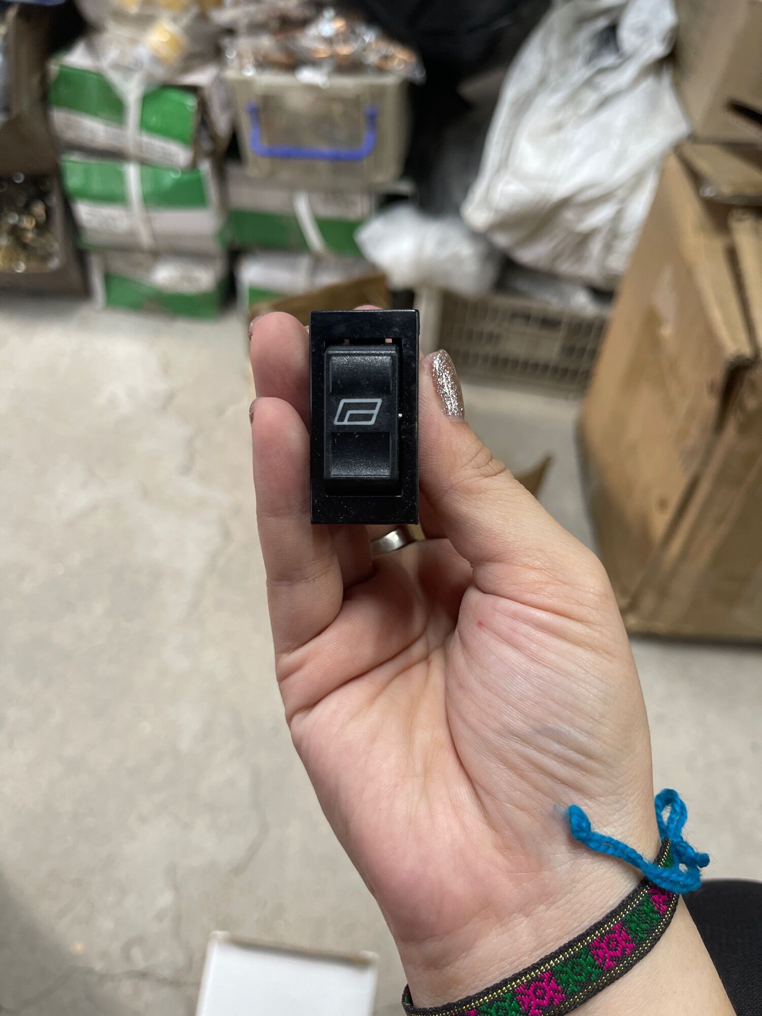 Công tắc nâng hạ kính xe hơi