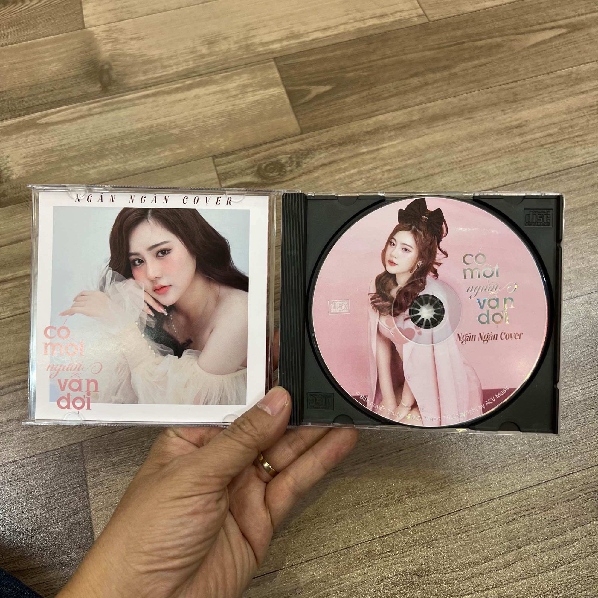 CD Ngân Ngân - Có một người vẫn đợi